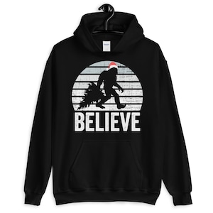 Bluza z kapturem Believe Bigfoot, wielka stopa Mikołaja, Sasquatch Mikołaj, bluza z kapturem Sasquatch na Boże Narodzenie, bluza z kapturem Bigfoot na Boże Narodzenie