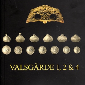 Puede incluir: Una cubierta de libro negra y dorada con el título "VALSGÄRDE 1, 2 & 4" en letras amarillas. La cubierta presenta tres objetos de metal dorado: una pieza con forma de corona, una pieza decorativa con diseños intrincados y una fila de pequeños objetos redondos.
