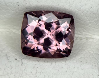 Zircone naturale, colore rosa. 1,85 ct, non trattato.