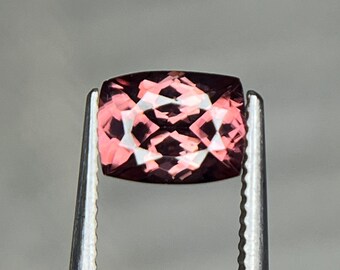 Zircone naturale, colore rosa-marrone. 1,20 ct, non trattato.