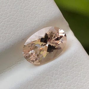 Peach-Pink Oval Morganite: June Birthstone, 1.20 ct (9x6x4mm)