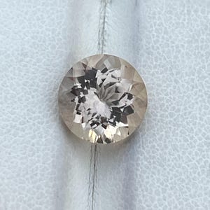 Genuine Natural Imperial Topaz, 3.95carats / loop Clean / peach / round shape.