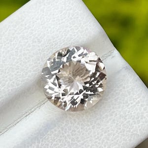 Rare Natural Imperial Topaz, 5.25 carats / loop Clean / peach / round shape.