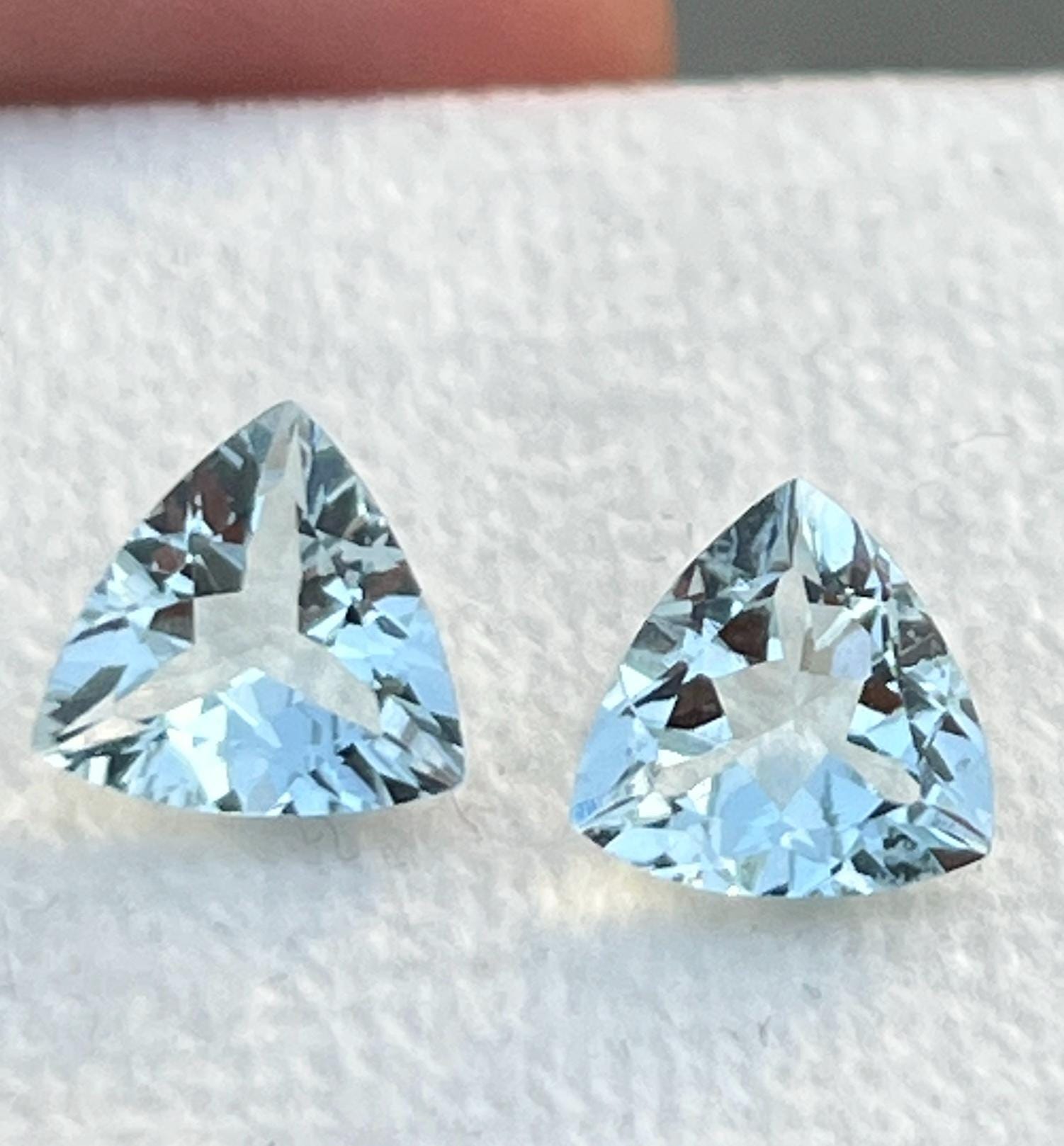 天然非加熱アクアマリンペア、8 x 8 mm。1兆個、2.45カラット。リング