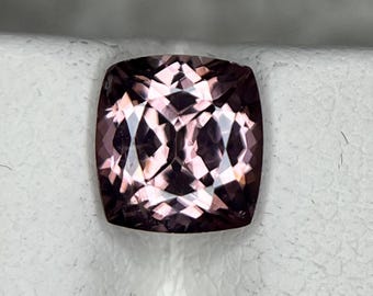 Zircone naturale, colore rosa violaceo. 2,35 ct, non trattato.