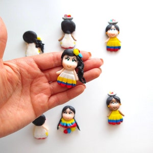 Imanes para nevera de muñecas colombianas, broches de muñecas en miniatura, recuerdos para bodas, eventos nupciales, recuerdos de celebraciones colombianas, recuerdos para eventos