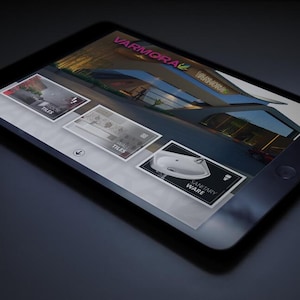 Op de afbeelding: Een zwarte tablet met een website met het logo "VARMORA" en afbeeldingen van tegels en sanitair. De tablet ligt op een donkere ondergrond, met een lichte reflectie.