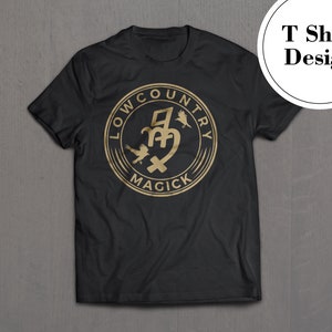 Może przedstawiać: Czarny T-shirt z złotym kolistym wzorem, na kt&oacute;rym widnieje napis "Low Country Magick" ze stylizowanym ptakiem i krzyżem w środku.