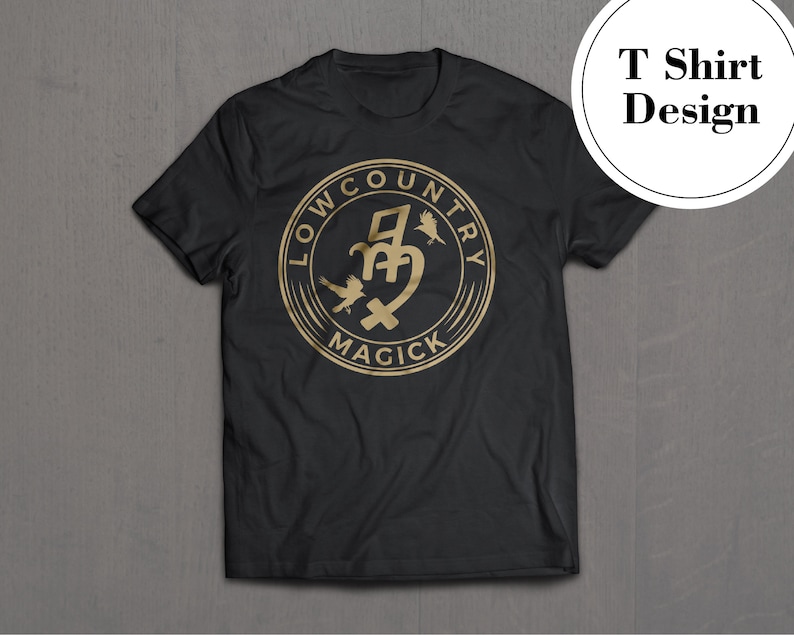 Może przedstawiać: Czarny T-shirt z złotym kolistym wzorem, na kt&oacute;rym widnieje napis "Low Country Magick" ze stylizowanym ptakiem i krzyżem w środku.