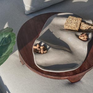 Graues handgemachtes Keramik Charcuterie Brett, Käsebrett, Snackteller