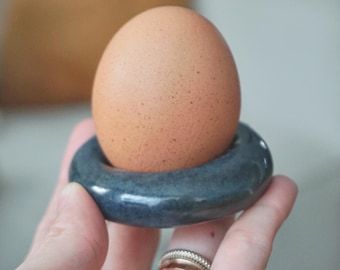 Portauovo in gres fatto a mano, anello in ceramica maculata (set da 2)