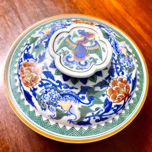 Beautiful patterned bowl with lid. You will be refreshed with patterns as a cute home decoration.