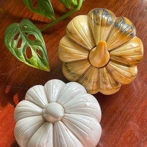 Une jolie citrouille sculptée dans du marbre blanc et marron.