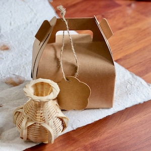 Small bamboo basket Bamboo basket, small basket, wickerwork, handicraft, souvenir, home decoration, gift
