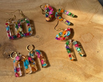 Boucles d'oreilles en résine avec inclusion pierres fines colorées -  6 modèles uniques - pendantes rondes - rectangulaires -  créoles -