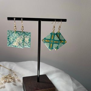 Paar einzigartige quadratische oder diamantgrüne Mosaikohrringe aus Kunststoff, nickelfrei, goldene Haken
