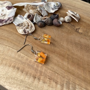 Pair of earrings in epoxy resin with inclusion of fine orange stones - Unique model - Transparency - Colored pendants