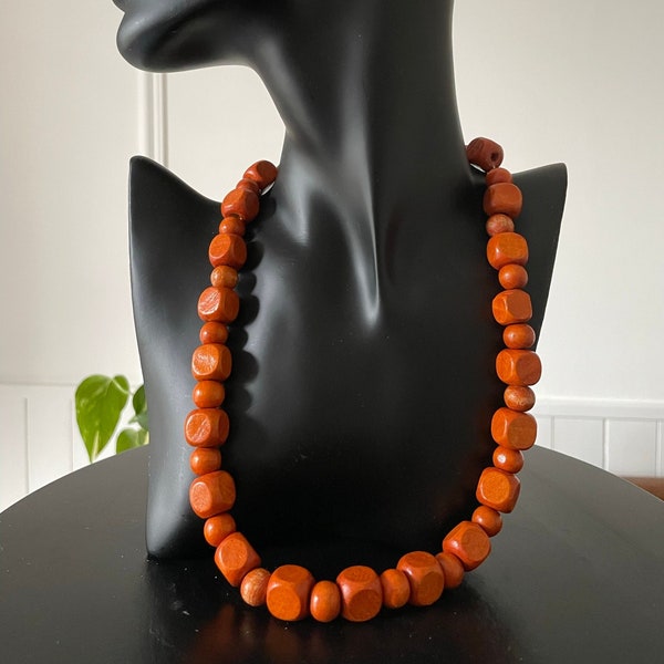 Collier perles bois couleur orange symétrique perles surcyclées recyclées fil transparent élastique et fermoir mousqueton et anneau argenté