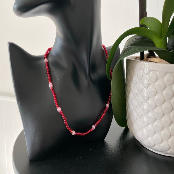 Collier perles fantaisies rose rouge fil élastique transparent résistant et fermeture mousqueton anneau acier 40cm tour de cou bicolore