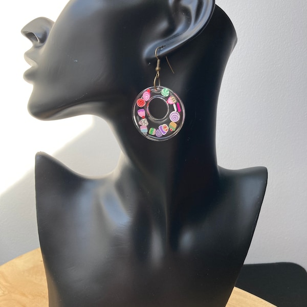 Paire de pendantes boucles d'oreilles en résine epoxy avec inclusion polymère sucreries - gâteaux - modèle unique et original fait main