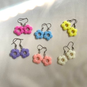 Paire boucles d'oreilles fleurs colorées enfant violet rose jaune bleu blanc attaches acier inoxydable nickelfree pendantes filles pastel image 6