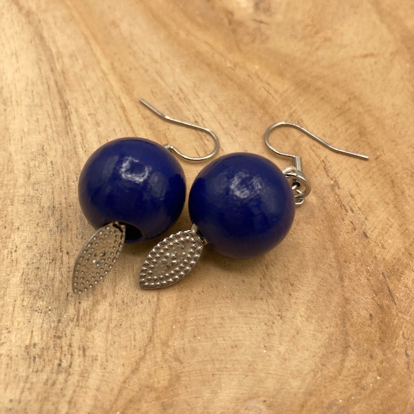 Boucles d'oreilles perles en bois bleues - 2 styles - modèles uniques - recyclage - recyclé - pendantes - plume - nickelfree - acier inox