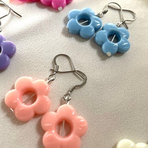 Paire boucles d'oreilles fleurs colorées enfant violet rose jaune bleu blanc attaches acier inoxydable nickelfree pendantes filles pastel image 9