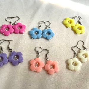 Paire boucles d'oreilles fleurs colorées enfant violet rose jaune bleu blanc attaches acier inoxydable nickelfree pendantes filles pastel image 7