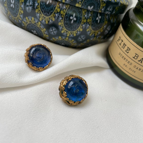 Paire de boucles d'oreilles clous boutons ronds bleus bordures dorées bouton vintage unique