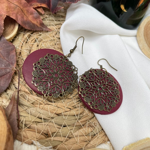 Paire de boucles d'oreilles pendantes rondes fimo bordeaux breloque rosace bronze