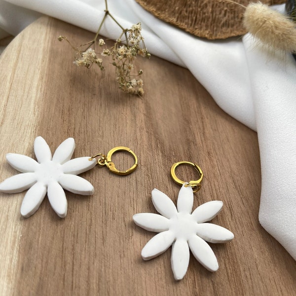 Boucles d'oreilles fleurs blanches argile polymère dormeuses laiton doré printemps blanc fleuri