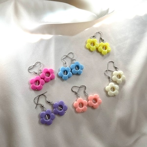 Paire boucles d'oreilles fleurs colorées enfant violet rose jaune bleu blanc attaches acier inoxydable nickelfree pendantes filles pastel image 1