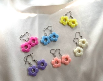 Paire boucles d'oreilles fleurs colorées enfant violet rose jaune bleu blanc attaches acier inoxydable nickelfree pendantes filles pastel