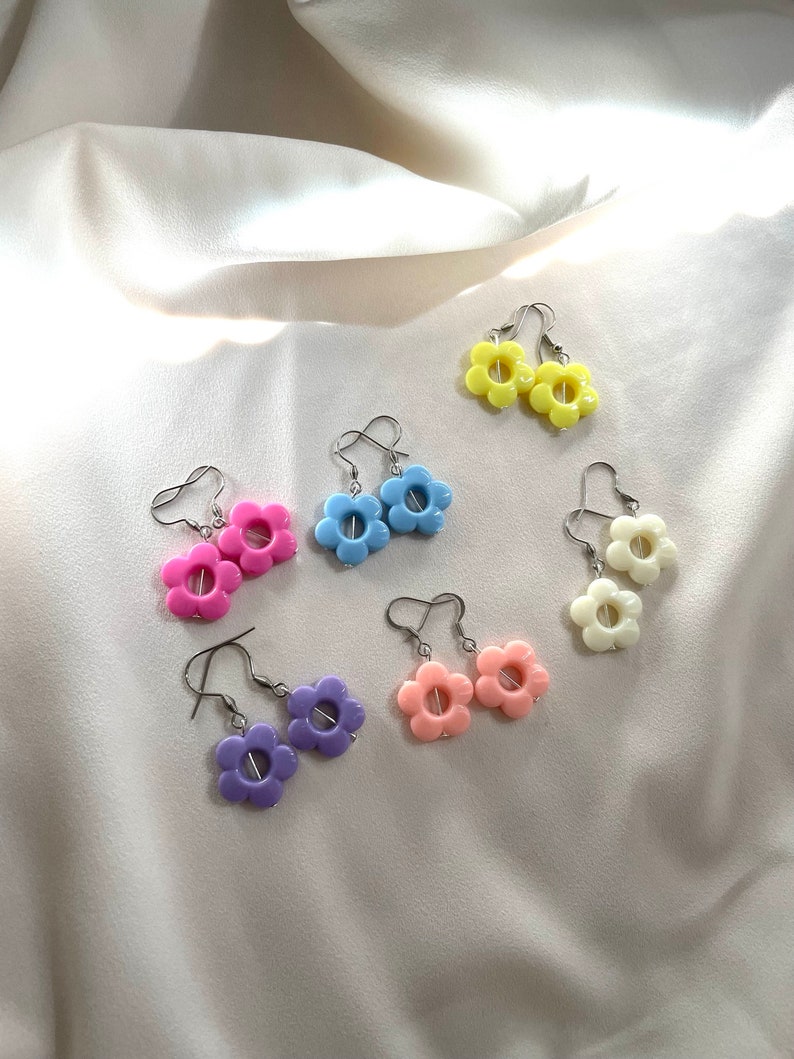 Paire boucles d'oreilles fleurs colorées enfant violet rose jaune bleu blanc attaches acier inoxydable nickelfree pendantes filles pastel image 1