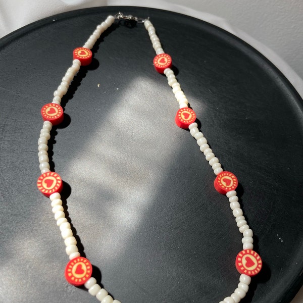 Collier perles fantaisies blanc et rouge à coeur fil élastique résistant et fermeture mousqueton anneau acier 41cm ras du cou