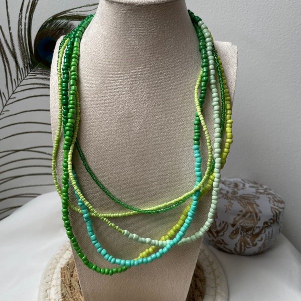 Collier perles vertes, grande longueur 2m48 fermoir cabillot