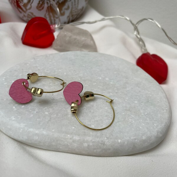 Paire de boucles d'oreilles créoles coeurs perles dorées et coeurs bois coloré rose