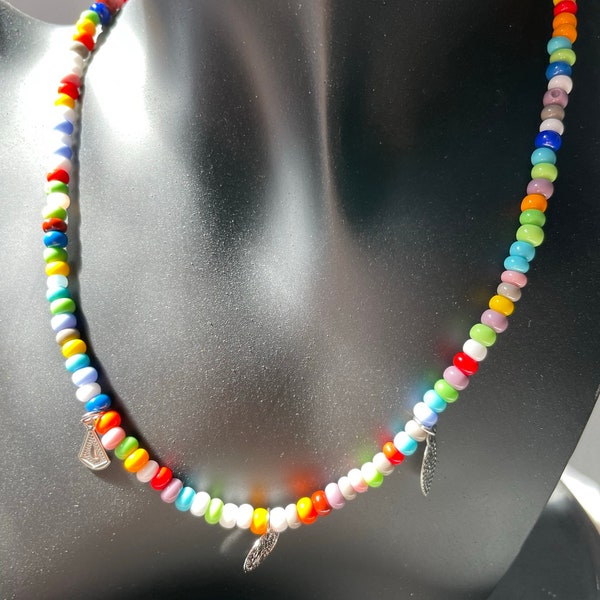 Collier perles fantaisies multicolore et breloque plume argentée