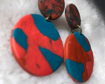 Boucles d'oreilles pendantes en pâte polymère bicolore effet cuir orange bleu modèles fantaisie asymétrie