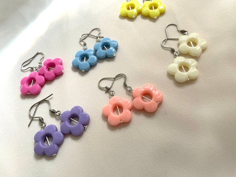 Paire boucles d'oreilles fleurs colorées enfant violet rose jaune bleu blanc attaches acier inoxydable nickelfree pendantes filles pastel image 3