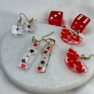 Orecchini in resina cuore trifoglio picche tessere carte giochi da casinò rosso nero