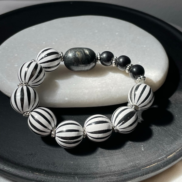 Bracelet perles noires et argentées fil élastique