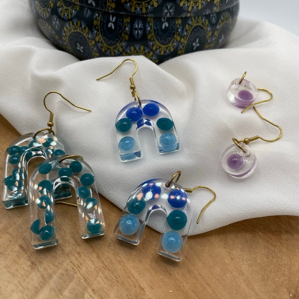 Boucles d'oreilles pendantes en résine avec inclusion céramique bleu vert violet azur émeraude parme colorée attaches crochets laiton doré