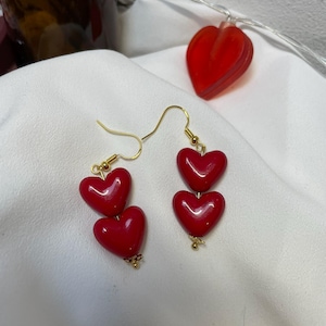 Ohrhänger mit goldenen Messinghaken und roten Herzperlen – Valentinstag-Herz-Liebe-Mini-Anhänger