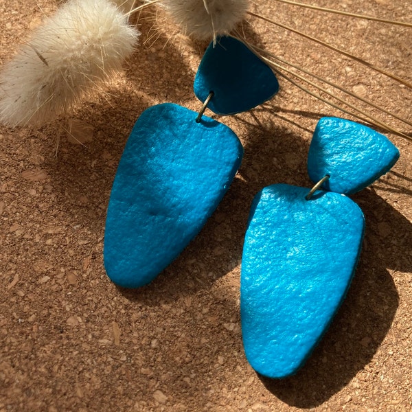 Boucles d'oreilles pendantes bleues et jaune moutarde pâte polymère effet cuir, clou argent fantaisie - modèles uniques colorés - fait main