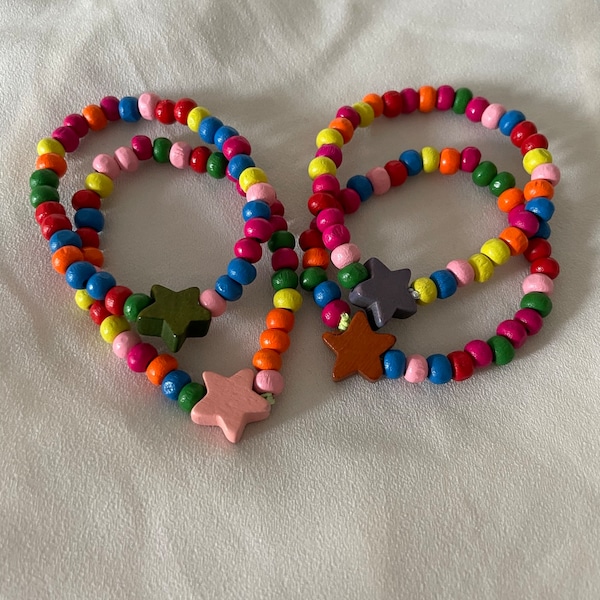 Bracelets enfants élastiques perles bois colorées étoile en bois violet vert rose orange fil résistant multicolore 4 modèles uniques