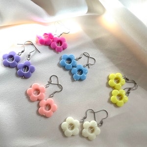 Paire boucles d'oreilles fleurs colorées enfant violet rose jaune bleu blanc attaches acier inoxydable nickelfree pendantes filles pastel image 8