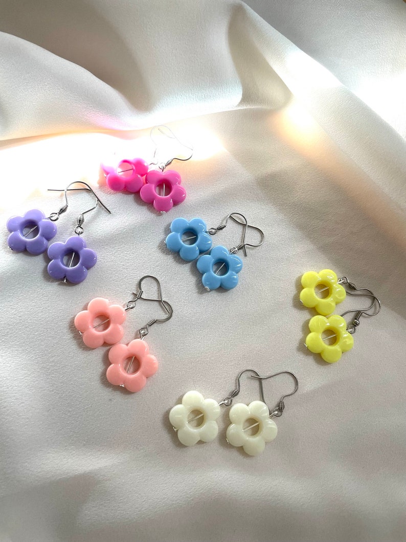 Paire boucles d'oreilles fleurs colorées enfant violet rose jaune bleu blanc attaches acier inoxydable nickelfree pendantes filles pastel image 8