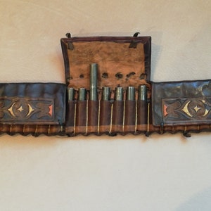 1900 年代のオスマン トルコ アンティーク レザー 弾薬袋 カートリッジ ベルト バッグ フラップ ポケット 3 つ付き - 弾薬帯 - 収集価値のある室内装飾品