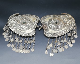 Fibbie per cintura in argento con base antica dei Balcani ottomani del 1900 in rilievo con motivi floreali e fiocchi pendenti _ Da collezione